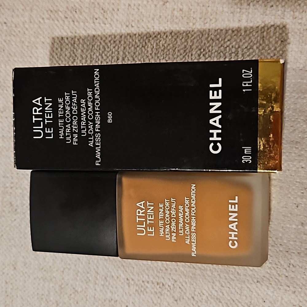 CHANEL Ultra Le Teint Foundation - B60